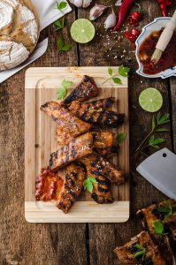 Grilled Spareribs in spicy marinade with beer and rustic bread
